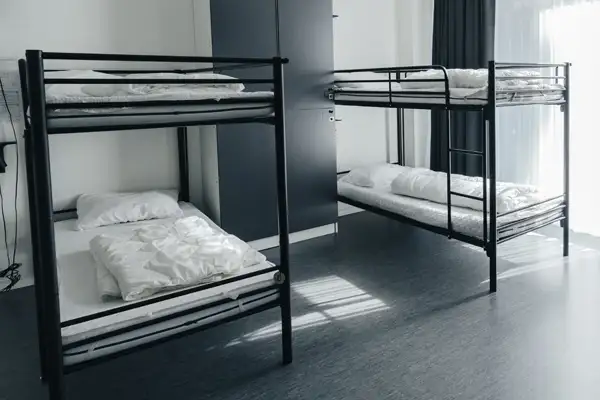 Seng i sovesal på K7 Hotel Oslo