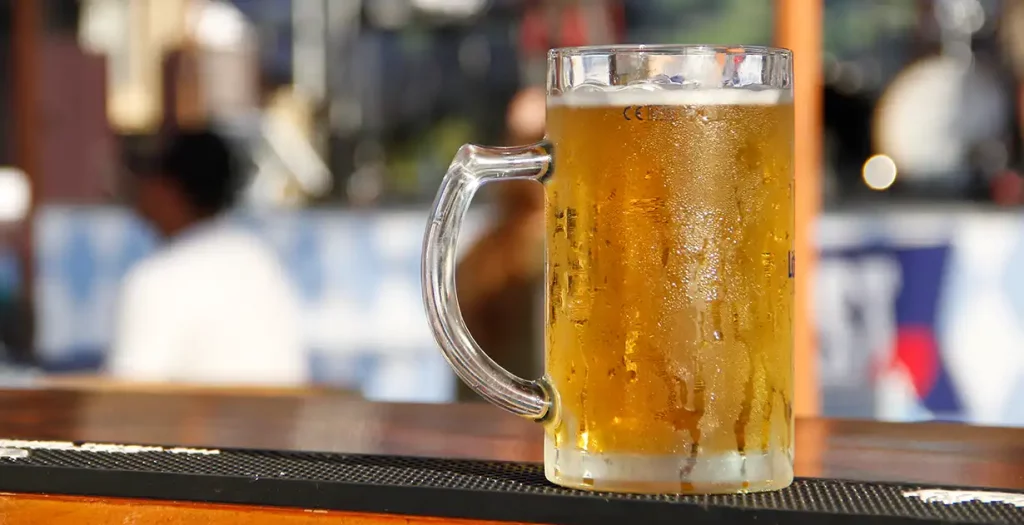 Draft beer on a bar table under the sun. Photo by: istockphoto