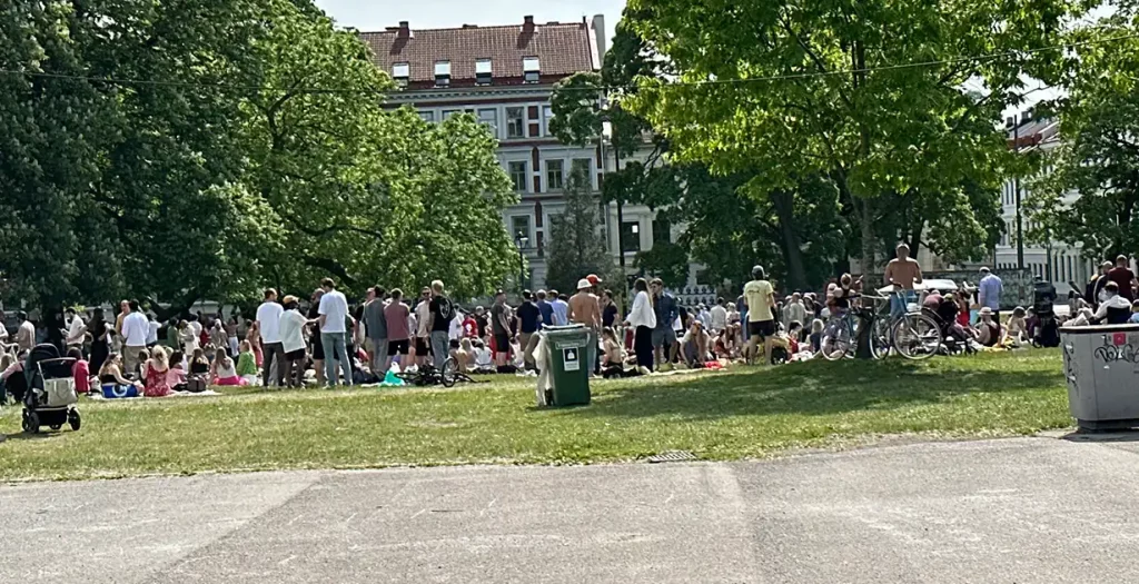 Lots of people in Sofienbergparken