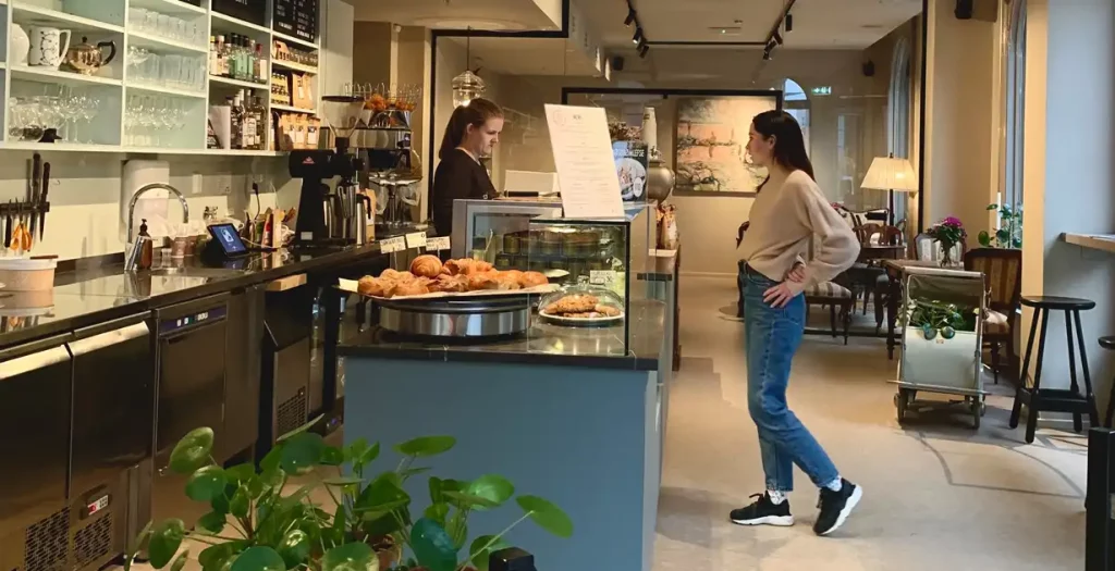Woman ordering breakfast at Spor av Nord.