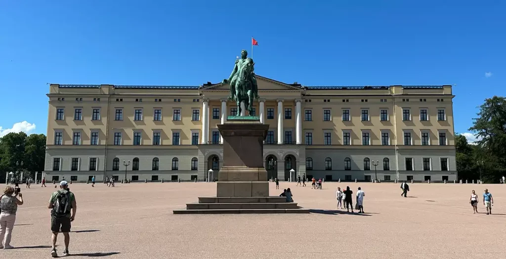 The front of the Royal palace in Oslo, with the monument of Karl Johan. Photo by: Montage