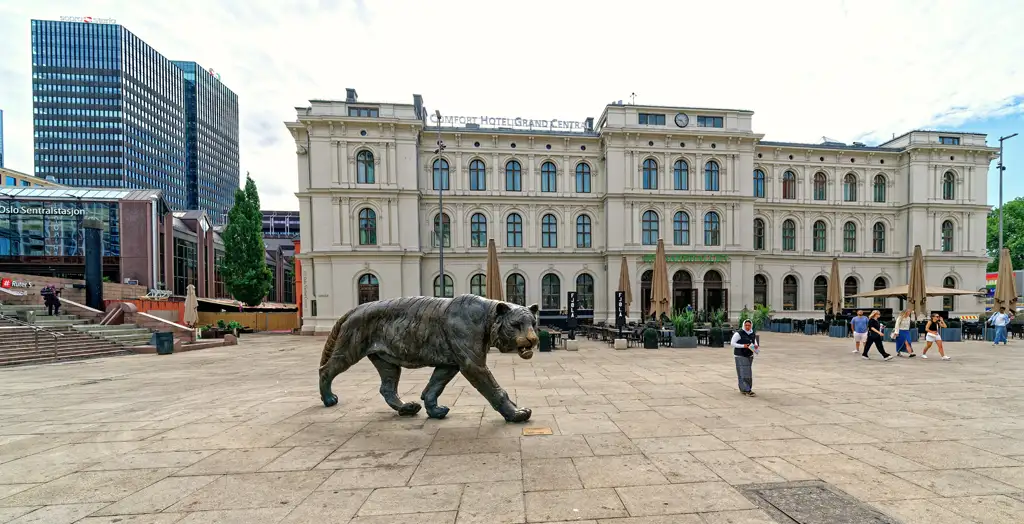 The tiger sculpture (Tigeren) outside of Oslo central station and Østbanehallen. Photo by: Holger Uwe Schmitt