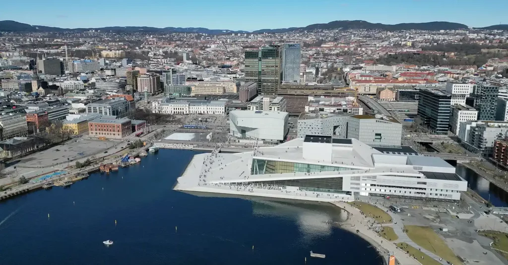 Drohnenüberblick über die Stadt Oslo mit dem Opernhaus und dem Barcode-Bereich. Foto: Montage