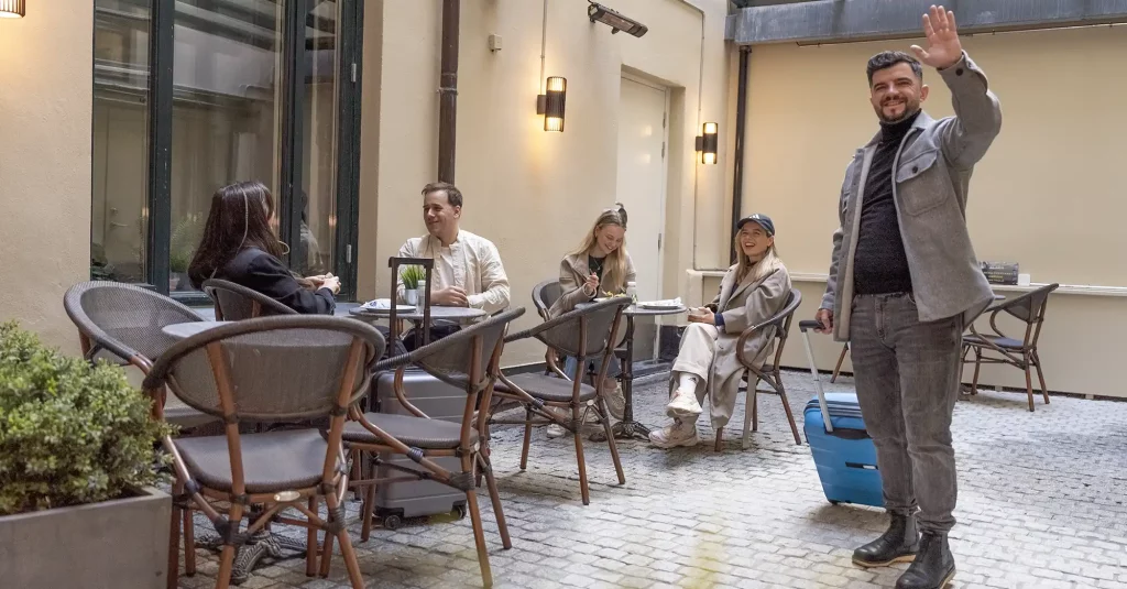 Menschen sitzen im Hinterhof des K7 Hotel Oslo