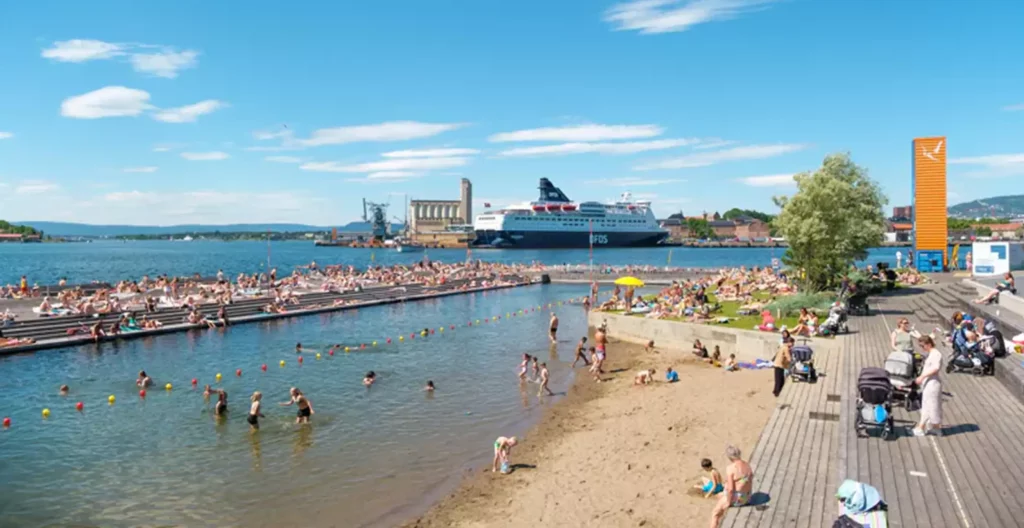 Stranden med Sørenga Sjøbads brygge i bakgrunnen.
Foto: Nikolai Kobets Freund / Oslo kommune
