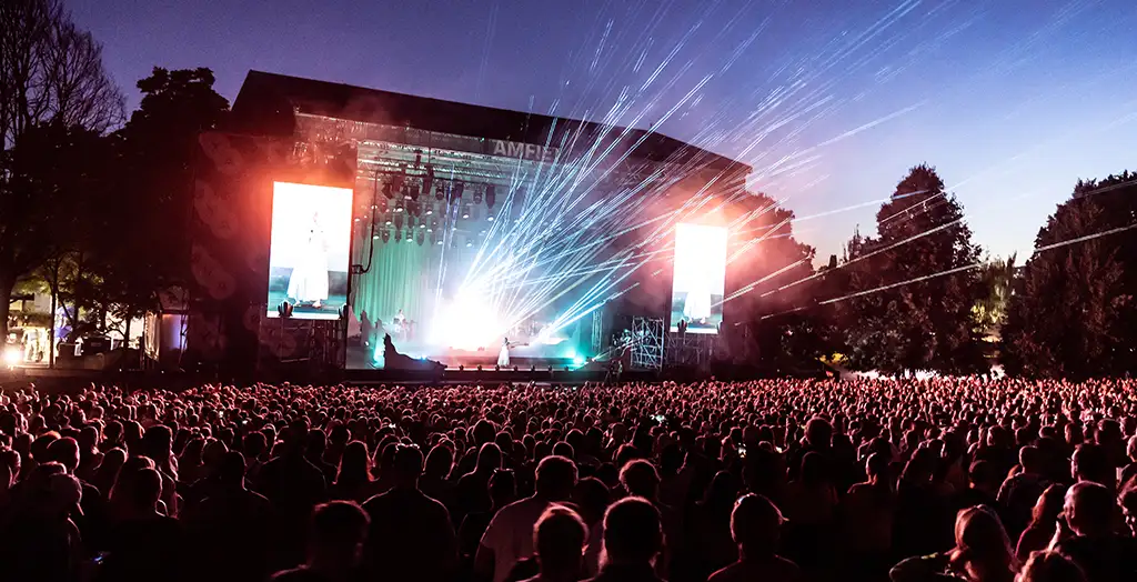Dette er hovedscenen på Øyafestivalen der Aurora opptrådte i 2022.
Foto: Kim Erlandsen, NRK P3