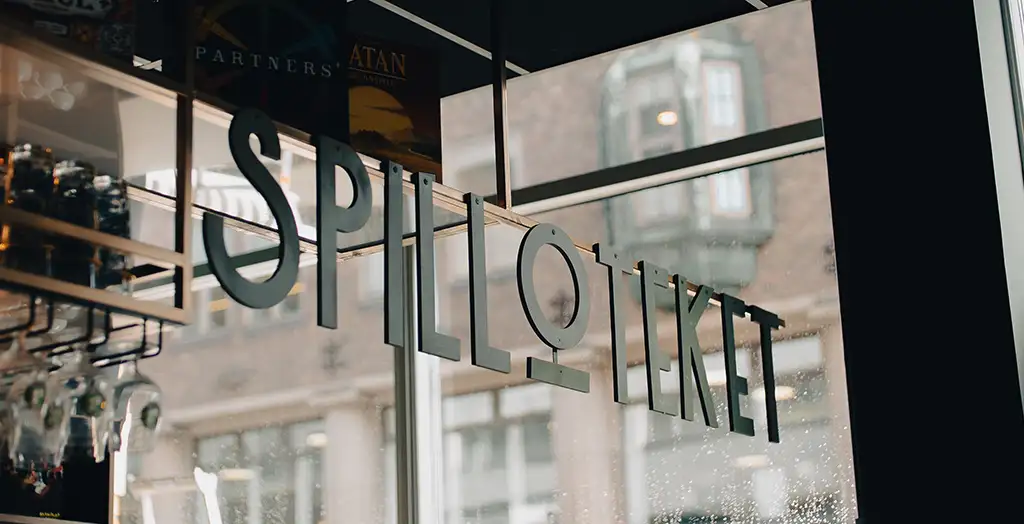 Closeup of the Spilloteket logo. Spilloteket is one of the most central game bars in Oslo.