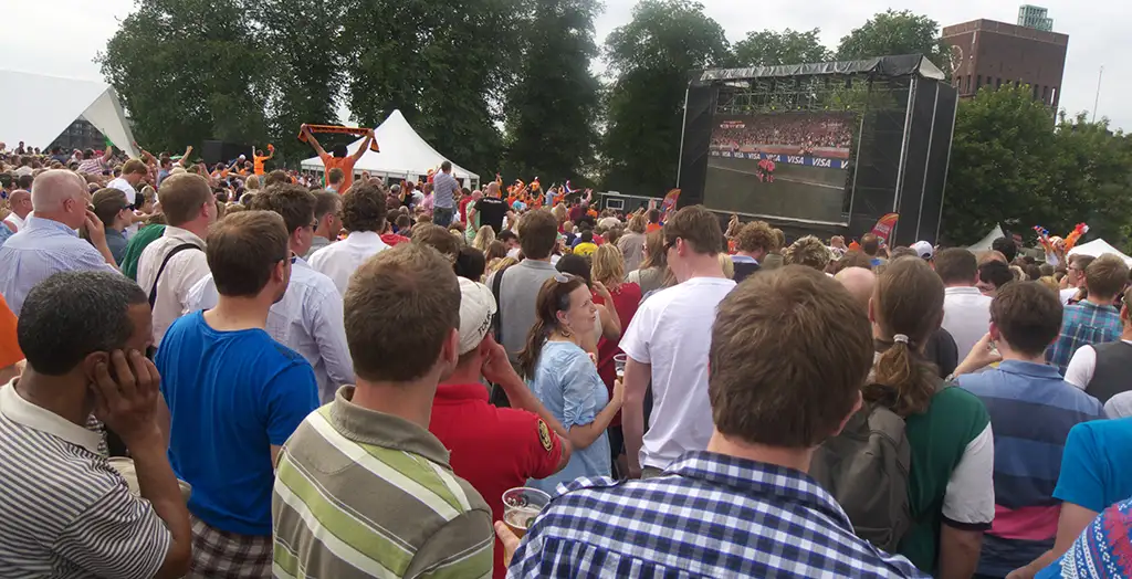 Folk ser på fotball på Kontraskjæret ved Akershus festning.
Foto av: lokha