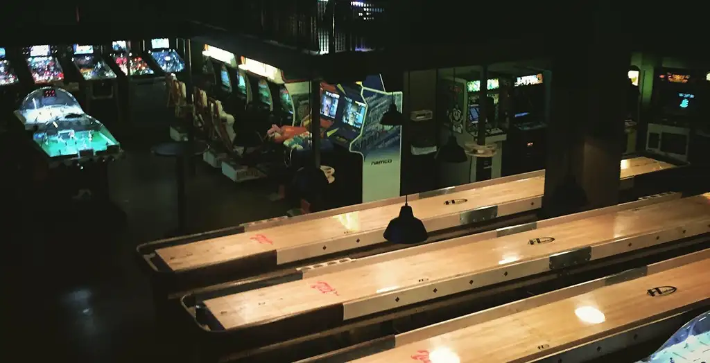 Overview of the downstairs area of Tilt Oslo with pinball machines, shuffle boards and several arcade games. Photo by: Gøran Karlsvik