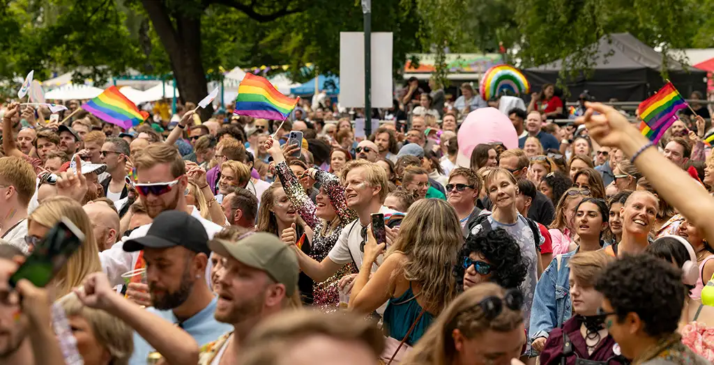 Folk i Pride Park ved Karl Johans gate i Oslo.
Foto av: Olav Helland / Oslo Pride