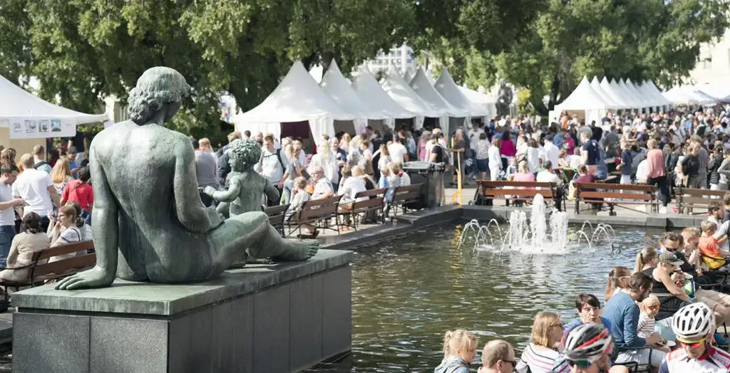 Folk koser seg med mat på Oslo MatFestival.
Foto av: Alexander Benjaminsen, Visit Norway