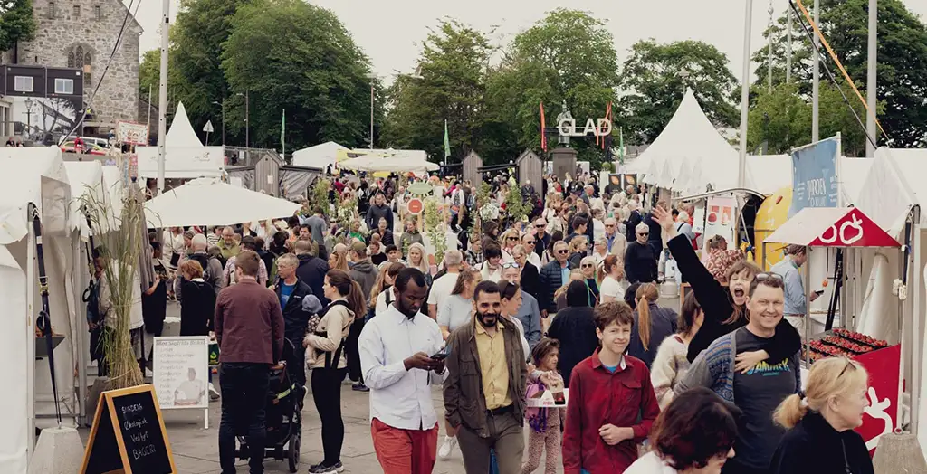 Folk går gjennom bodene på Gladmat matfestival.
Foto: Gladmat.no