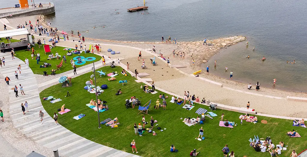 Folk nyter solen på Operastranda i Oslo.
Foto av: VisitOSLO - Didrick Stenersen