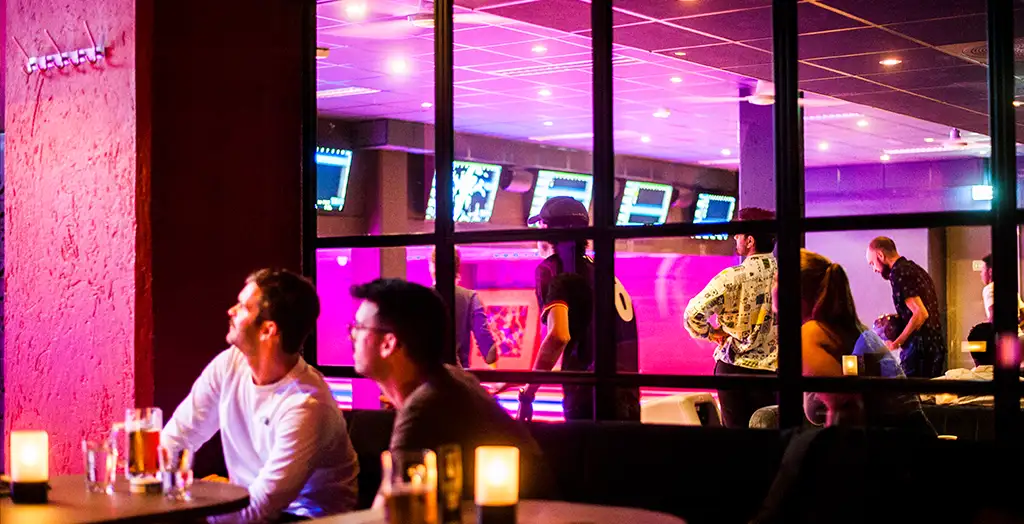 Enjoy a drink or a beer while having fun bowling. Photo by: Oslo Bar & Bowling