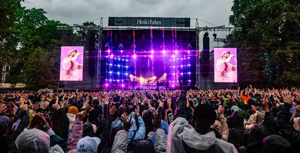 Folk foran scenen på Piknik i parken 2024.
Foto av: Marius Dale