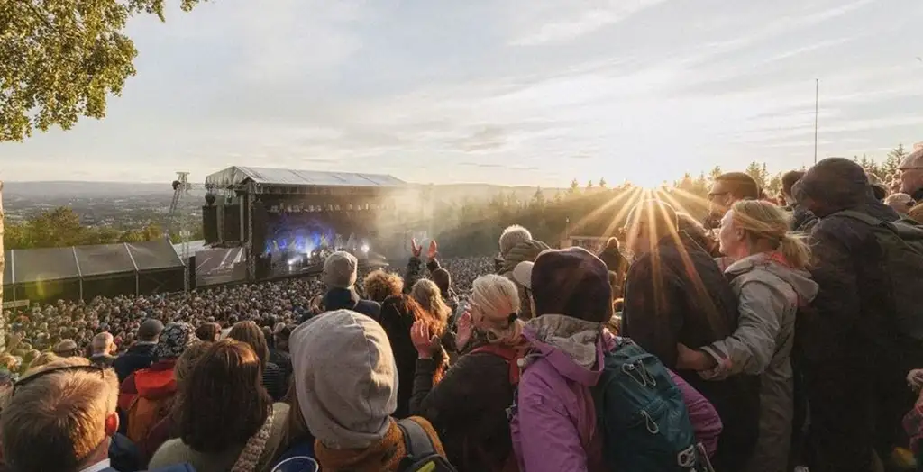 Folk foran scenen på OverOslo.
Foto av: OverOslo