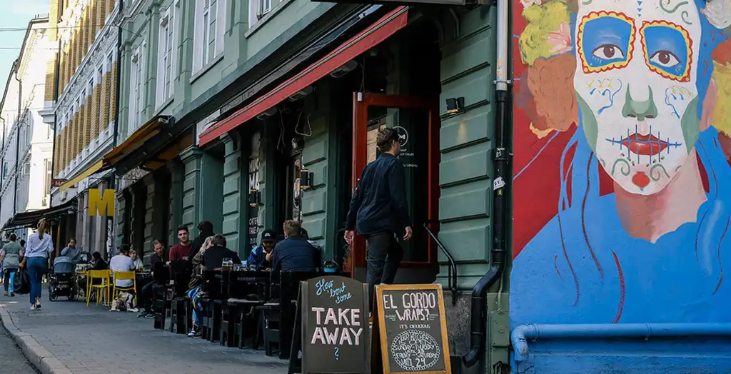 A wall mural on the corner of Mucho mas at Grünerløkka. Photo by: Mucho Mas