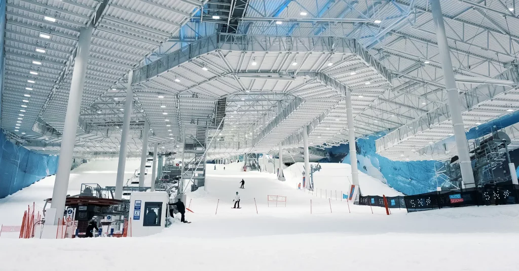Menschen beim Skifahren auf den Pisten von Snø Oslo.
Foto: SNØ/Rammelaus